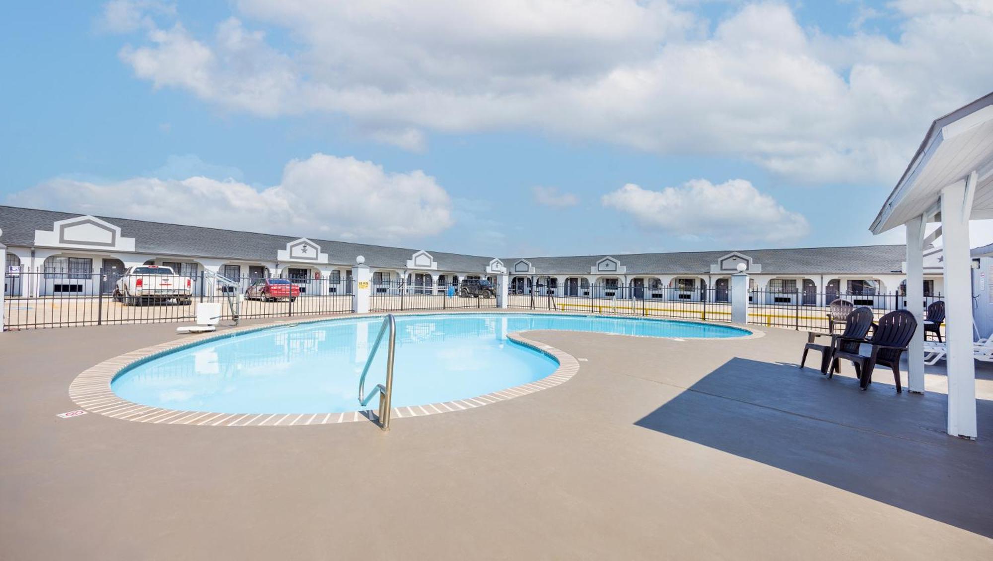 Executive Inn Hondo Экстерьер фото